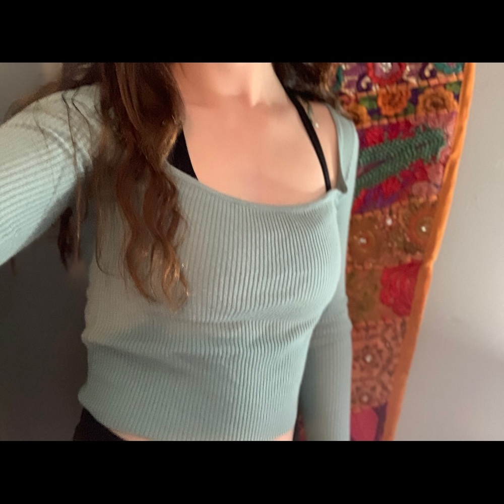 Long sleeve top.